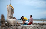 [ẢNH] Thái Lan phát hiện ngôi chùa bỏ hoang nhờ hạn hán